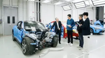 الرئيس التنفيذي لي جون يبث مباشرة عملية تفكيك السيارة لاستعراض جودة المواد.